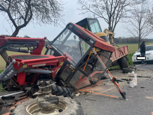 Čelní střet auta s traktorem zablokoval silnici mezi Hradcem a Lodhéřovem