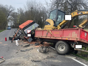 Čelní střet auta s traktorem zablokoval silnici mezi Hradcem a Lodhéřovem