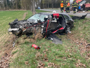 Čelní střet auta s traktorem zablokoval silnici mezi Hradcem a Lodhéřovem
