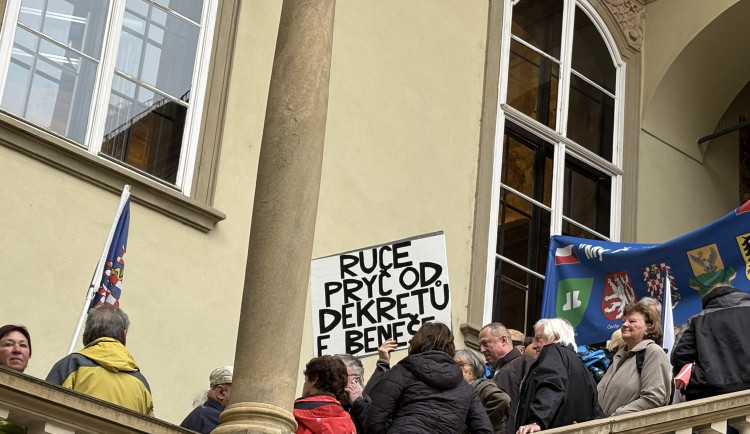 FOTO: Lidé na zastupitelstvu v Brně protestují proti sjezdu sudetských Němců