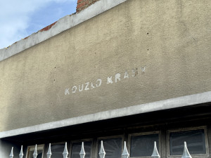 Vila hrůzy mění majitele. Z objektu vyvezl 50 kontejnerů odpadu a kolec injekcí