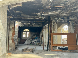 Vila hrůzy mění majitele. Z objektu vyvezl 50 kontejnerů odpadu a kolec injekcí