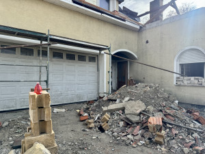 Vila hrůzy mění majitele. Z objektu vyvezl 50 kontejnerů odpadu a kolec injekcí