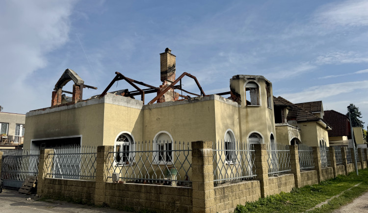 Vila hrůzy mění majitele. Z objektu vyvezl 50 kontejnerů odpadu a kolec injekcí