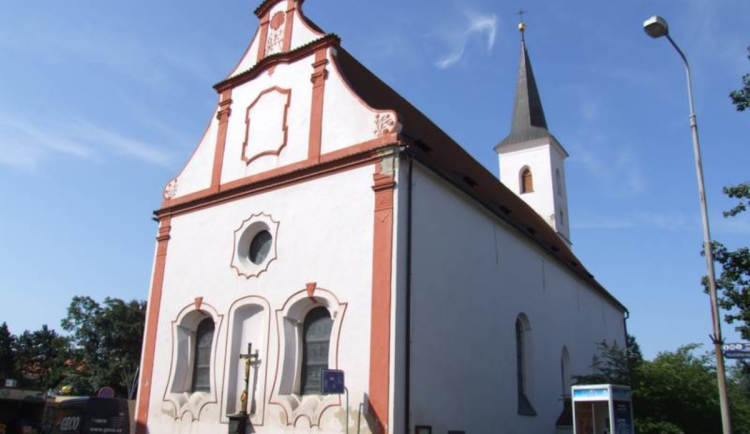 Opilý muž pomočil kostel ve Strakonicích, skončil na záchytce