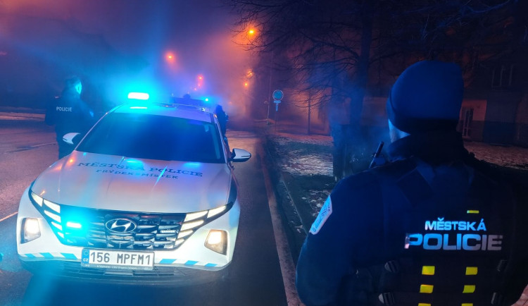 Dramatický zásah na ubytovně u opilého páru, najevo vyšly závažné skutečnosti