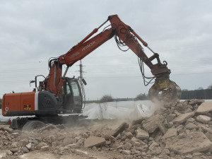 Konec dlouhého sporu. ŘSD začalo bourat motocentrum na D3 u Tábora