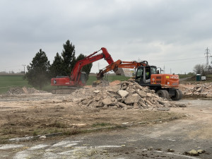 Konec dlouhého sporu. ŘSD začalo bourat motocentrum na D3 u Tábora