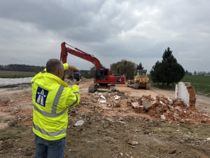 Konec dlouhého sporu. ŘSD začalo bourat motocentrum na D3 u Tábora