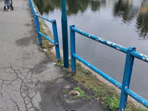 Uvolněné kameny a rozpadající se zeď. Stezka podél Slepého ramene se uzavře