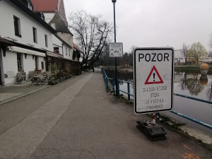 Uvolněné kameny a rozpadající se zeď. Stezka podél Slepého ramene se uzavře