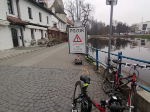 Uvolněné kameny a rozpadající se zeď. Stezka podél Slepého ramene se uzavře