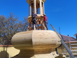 Věž kostela z 15. století v Borovanech na Českobudějovicku dostala novou kupoli