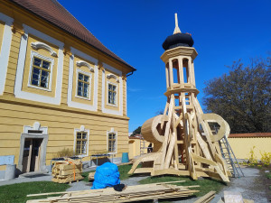 Věž kostela z 15. století v Borovanech na Českobudějovicku dostala novou kupoli