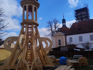 Věž kostela z 15. století v Borovanech na Českobudějovicku dostala novou kupoli