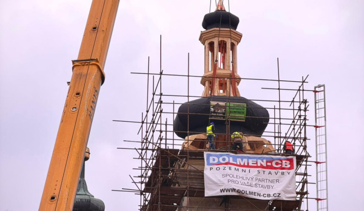 Věž kostela z 15. století v Borovanech na Českobudějovicku dostala novou kupoli