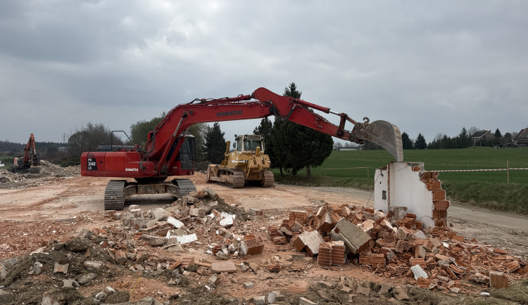 Konec dlouhého sporu. ŘSD začalo bourat motocentrum na D3 u Tábora