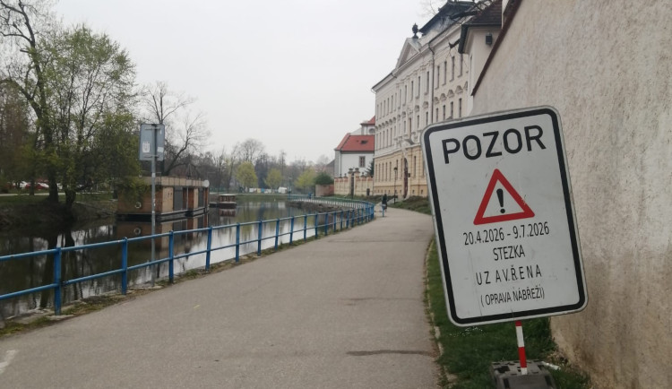 Uvolněné kameny a rozpadající se zeď. Stezka podél Slepého ramene se uzavře