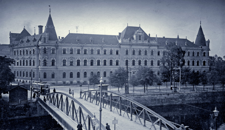 DRBNA HISTORIČKA: Modlitby za mřížemi. Příběh vězeňské kaple a přeplněných cel