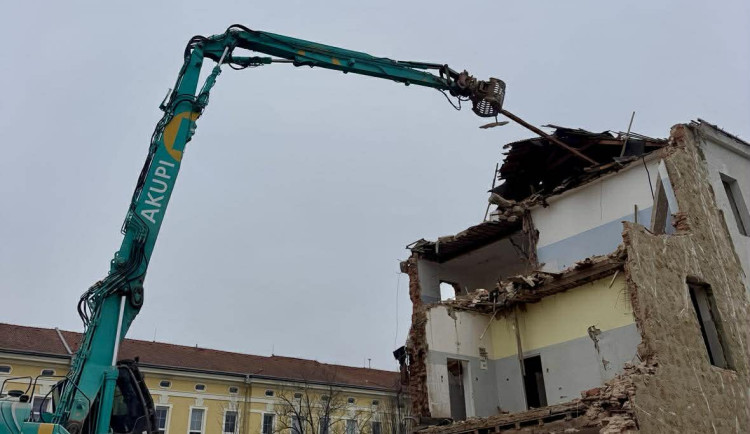 Přestavba bývalé vojenské nemocnice jde podle plánu, kraji se ozývají první zájemci