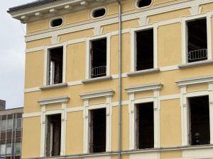 Přestavba bývalé vojenské nemocnice jde podle plánu, kraji se ozývají první zájemci