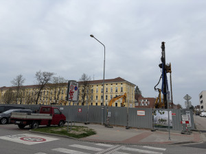 Přestavba bývalé vojenské nemocnice jde podle plánu, kraji se ozývají první zájemci