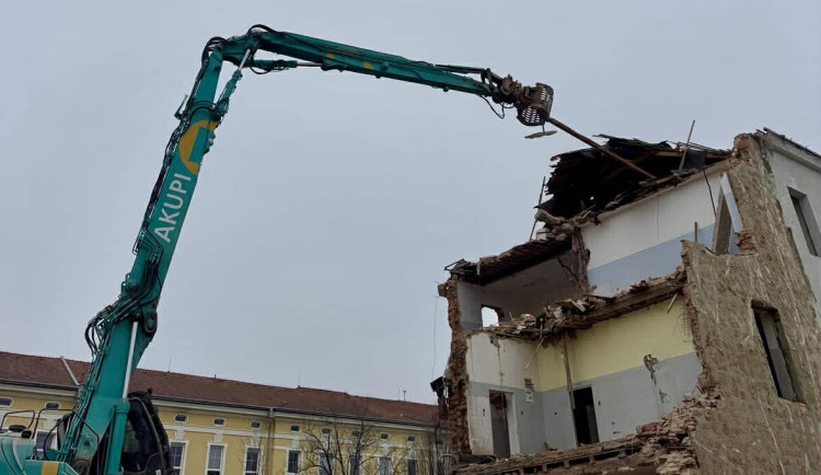 Přestavba bývalé vojenské nemocnice jde podle plánu, kraji se ozývají první zájemci