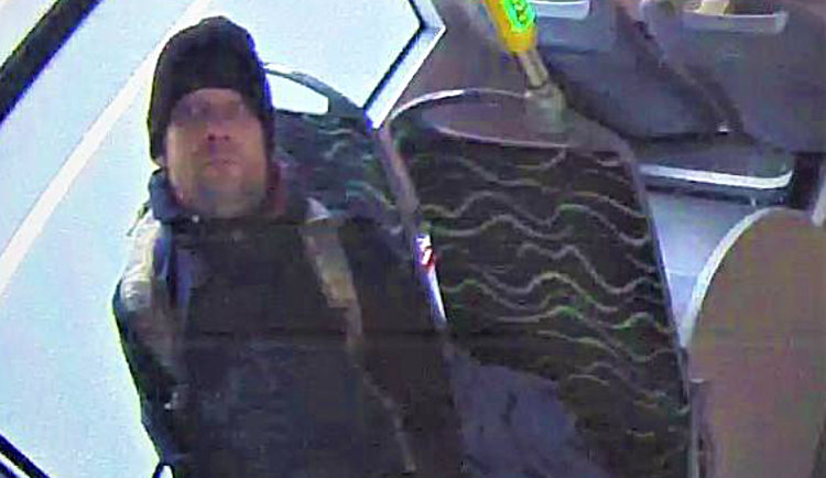 Predátor ve vlakovém kupé drsně obtěžoval ženu. Policie pátrá po muži ze záběrů kamer