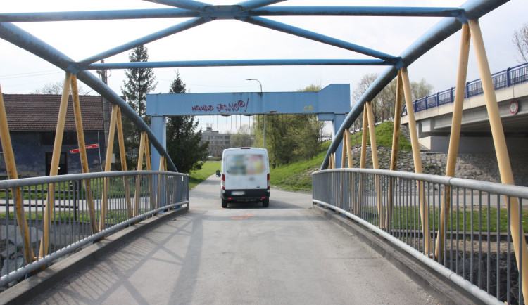 Záchranáři resuscitovali staršího cyklistu, smetl ho řidič dodávky