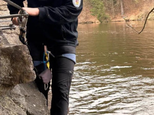 Vyčerpaná žena uvízla na ferratě, strážník sundal uniformu a plaval na pomoc
