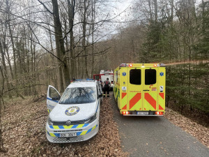 Vyčerpaná žena uvízla na ferratě, strážník sundal uniformu a plaval na pomoc
