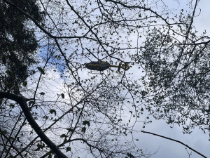 Vyčerpaná žena uvízla na ferratě, strážník sundal uniformu a plaval na pomoc