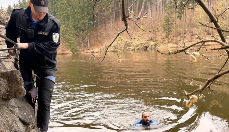 Vyčerpaná žena uvízla na ferratě, strážník sundal uniformu a plaval na pomoc
