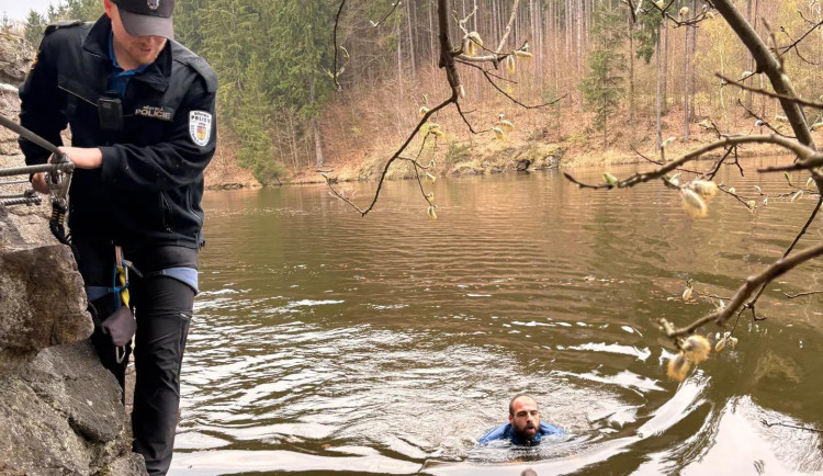 Vyčerpaná žena uvízla na ferratě, strážník sundal uniformu a plaval na pomoc