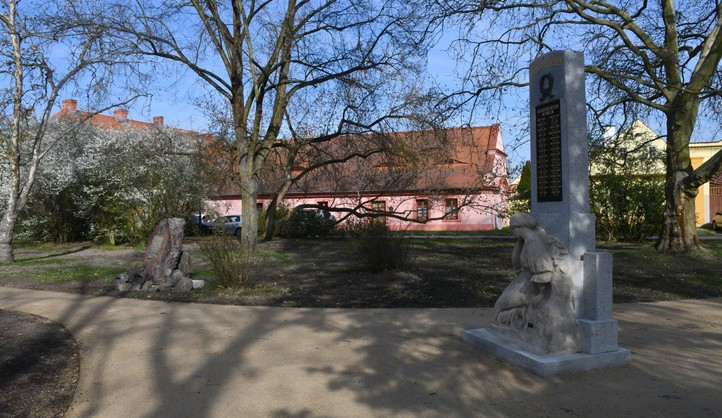 Nové cesty, přesunuté pomníky. Křimické náměstí prošlo úpravami za 1,8 milionu