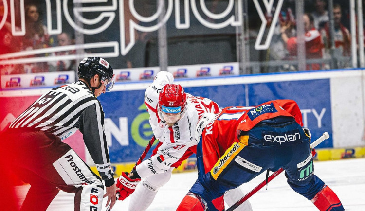 Začalo extraligové finále. Třinec byl v Pardubicích ve vedení, nakonec prohrál 3:2