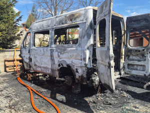 Jiskra od svařování rozpoutala požár tří aut. Oheň popálil dva lidi