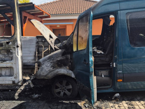 Jiskra od svařování rozpoutala požár tří aut. Oheň popálil dva lidi