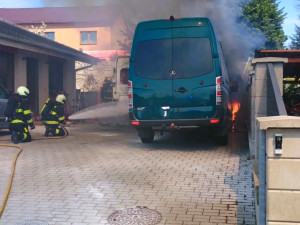 Jiskra od svařování rozpoutala požár tří aut. Oheň popálil dva lidi