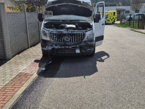 Jiskra od svařování rozpoutala požár tří aut. Oheň popálil dva lidi