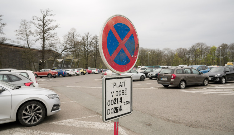 Od zítřka u hradecké Flošny nezaparkujete, bude se tam chystat Majáles