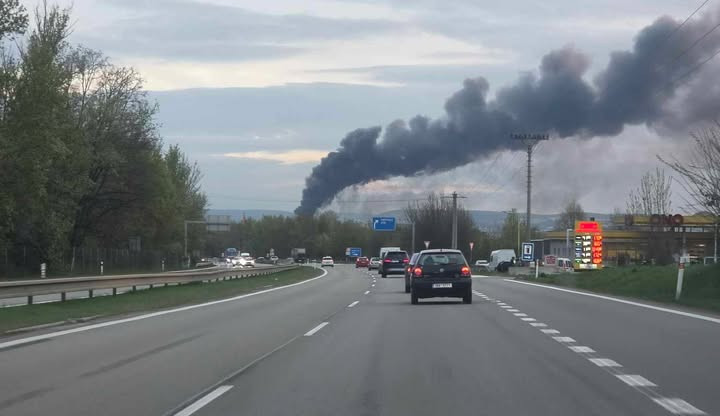 Hoří sklad plastů v brněnských Přízřenicích. V okolí nevětrejte, apelují hasiči