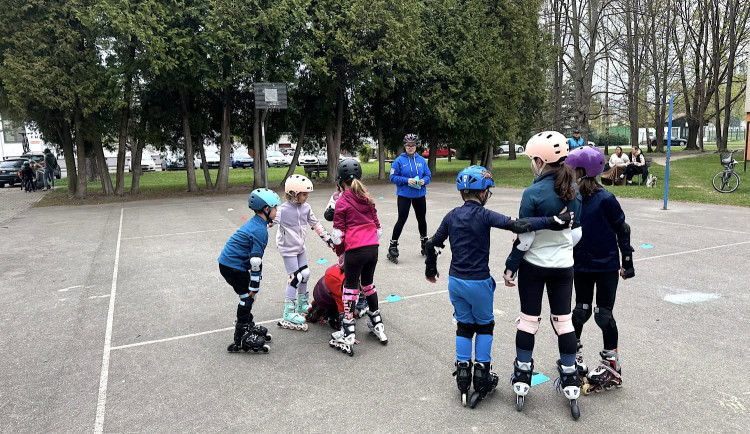 Helma a chrániče: proč jsou na bruslích důležitější, než si myslíte