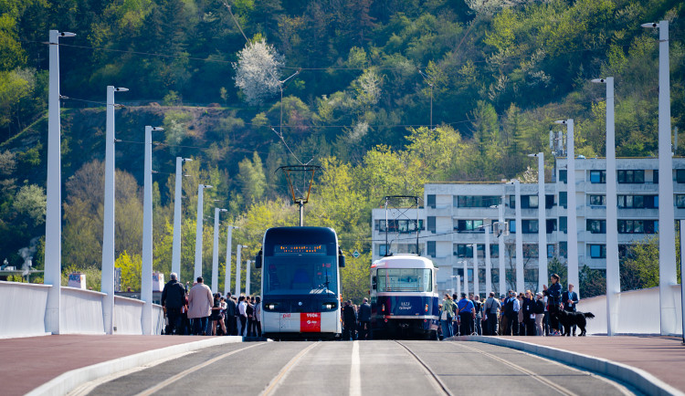 Motorky na Dvoreckém mostě? Za povolení jejich vjezdu vznikla petice