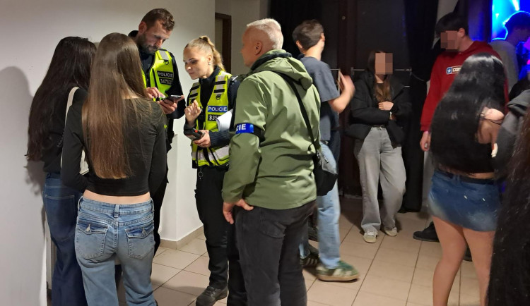 Policejní zátah na diskotéce. Odhalili opilé děti i řidiče