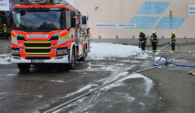 Sklad plastů v Brně-Přízřenicích stále hoří, lidé už ale mohou větrat