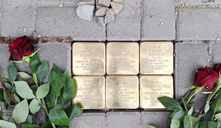 V Suchdole nad Lužnicí uctili oběti holokaustu. Instalovali nové kameny zmizelých