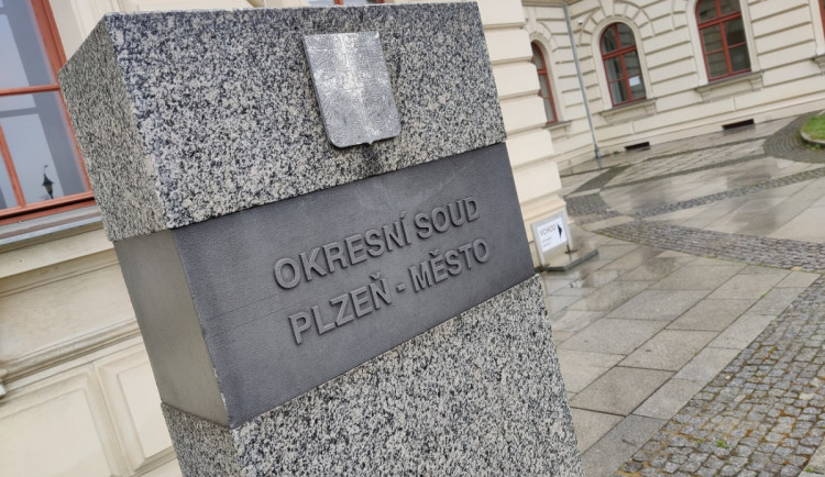 Bývalý estébák měl vyhrožovat nepohodlnému tiskaři, teď stanul před soudem