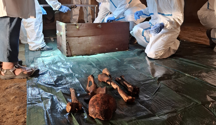 FOTO: V Telči zkoumají ostatky z jezuitské krypty, hledají hraběnku Františku Slavatovou