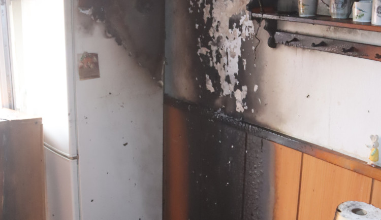 Požár kuchyně ve Strakonicích zaměstnal hasiče, dva lidé se nadýchali kouře